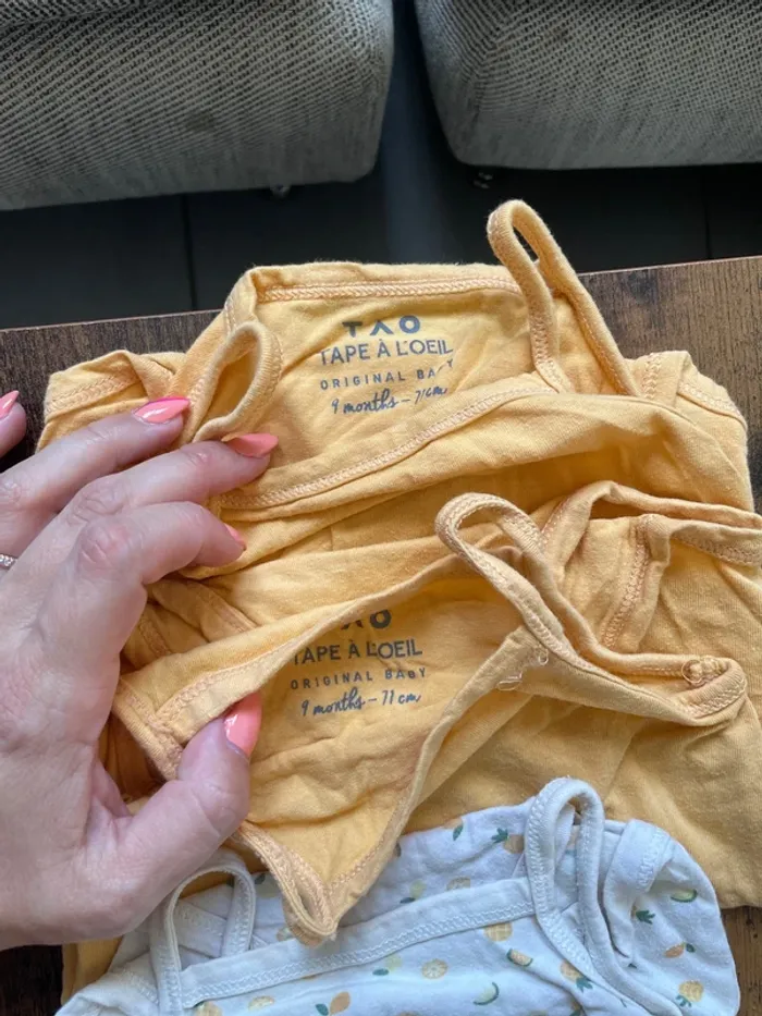 Lot de 20 bodies manches courtes  bébé fille 9 mois - photo numéro 2