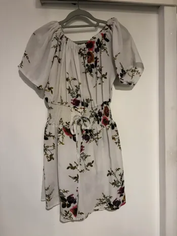 Combishort blanc à fleurs épaules dénudées – Taille M