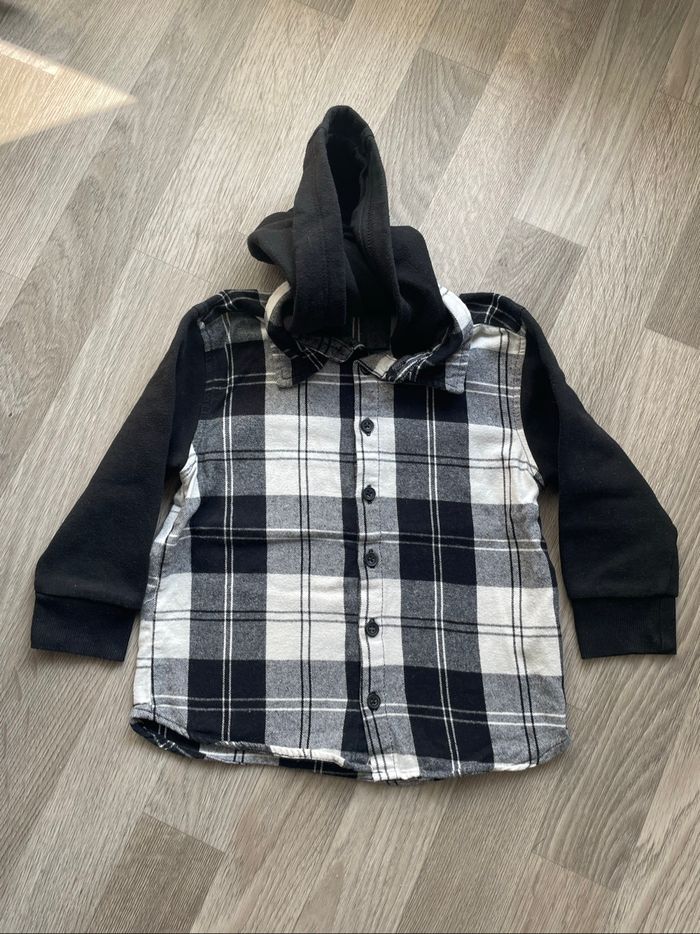 Chemise noire et blanche