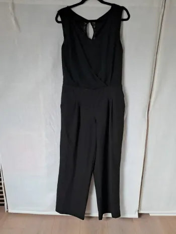 Combinaison habillée avec dentelle noire