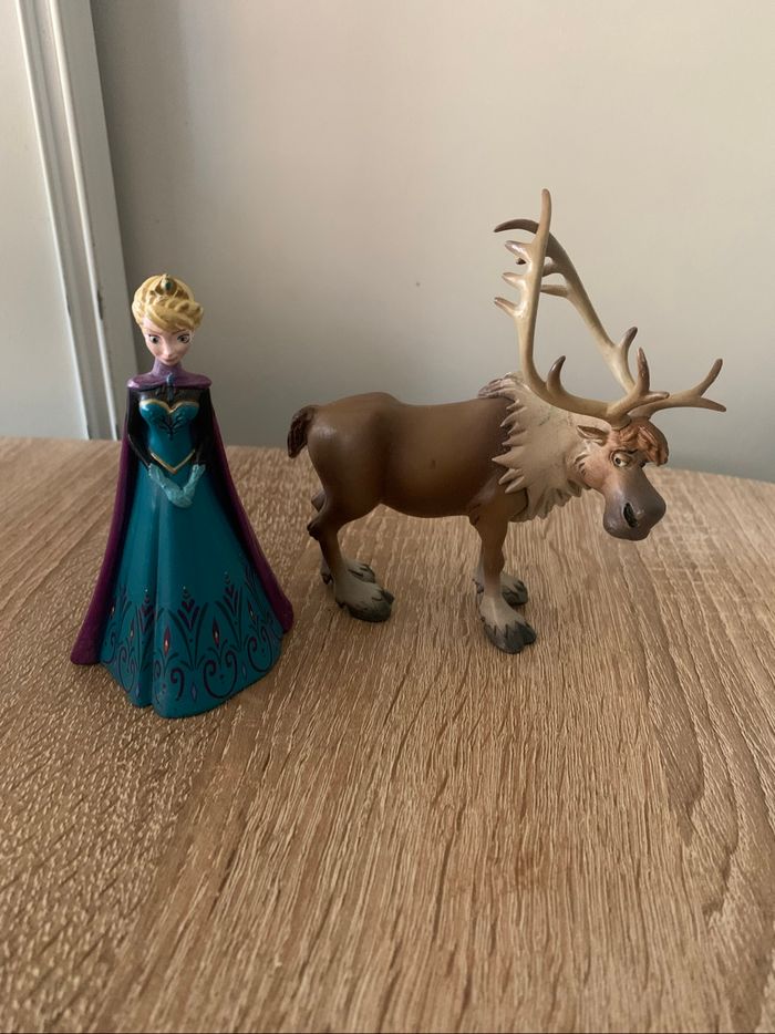 Figurines Elsa et Sven la reine des neiges