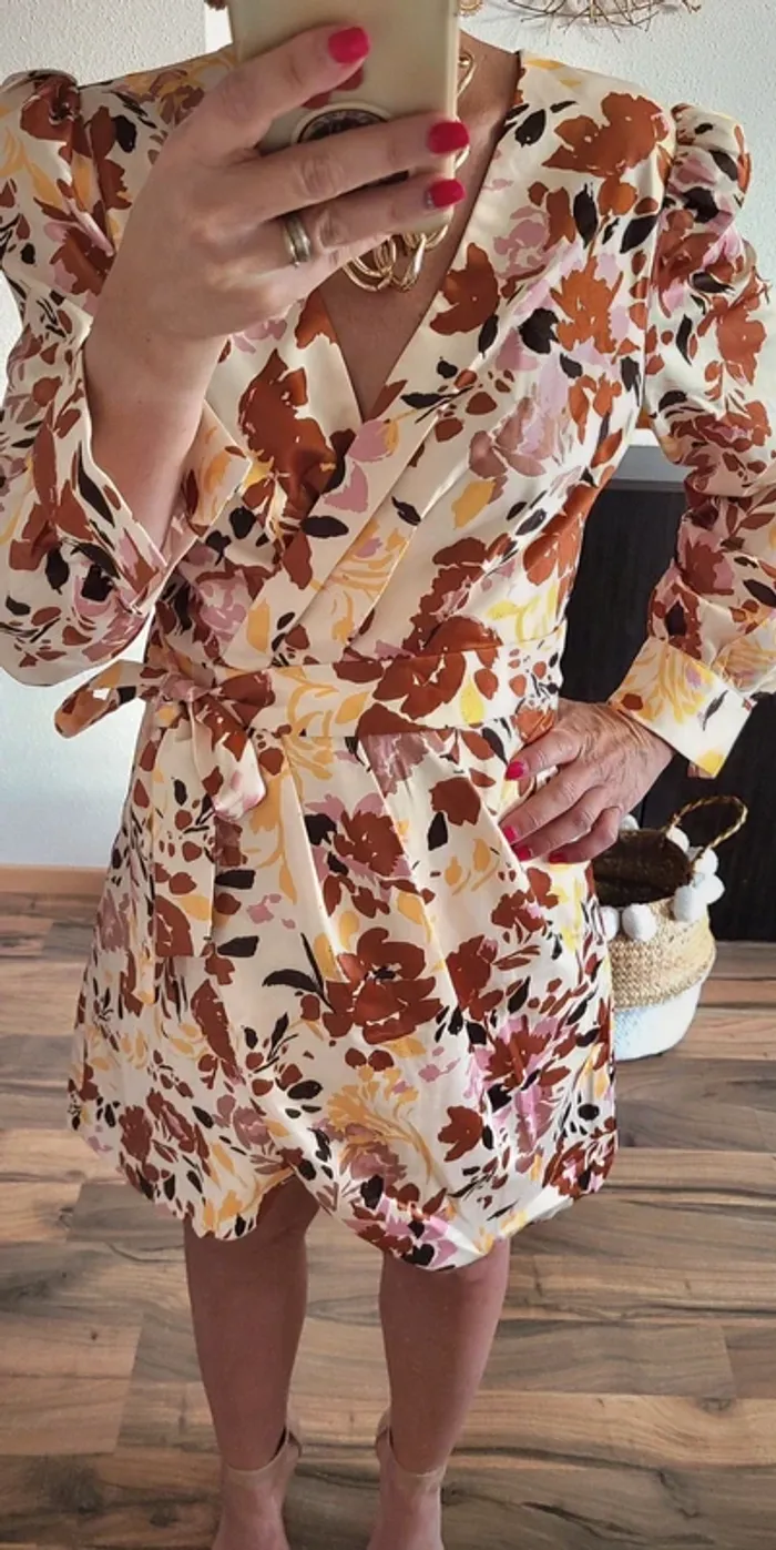 Robe fleurie - effet satinée - Neuve avec étiquette - Plusieurs tailles disponibles - photo numéro 7