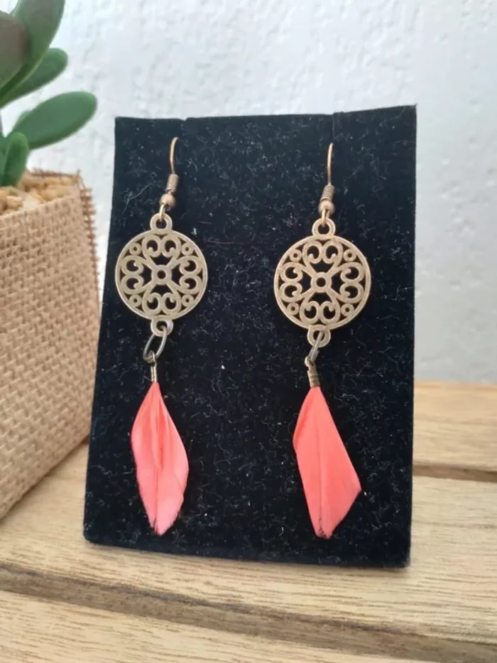 Boucles d'oreilles plumes corail - photo numéro 3
