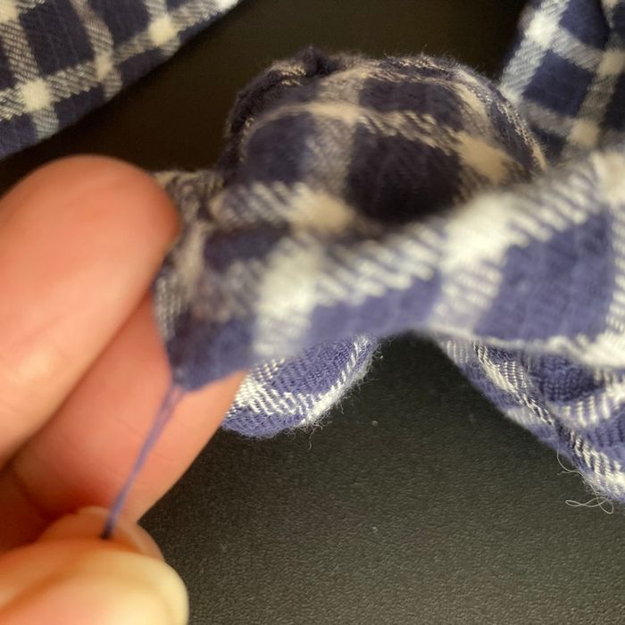 Chemise bleue marine et blanche