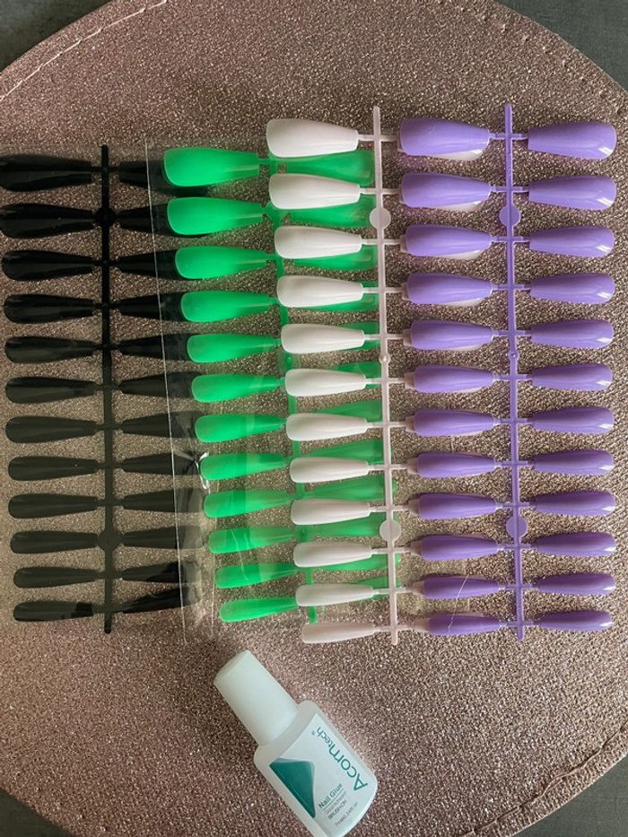 Plusieurs faux ongles + 1x colle