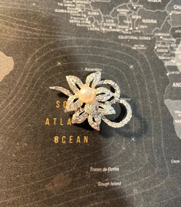 Broche fleur brillante