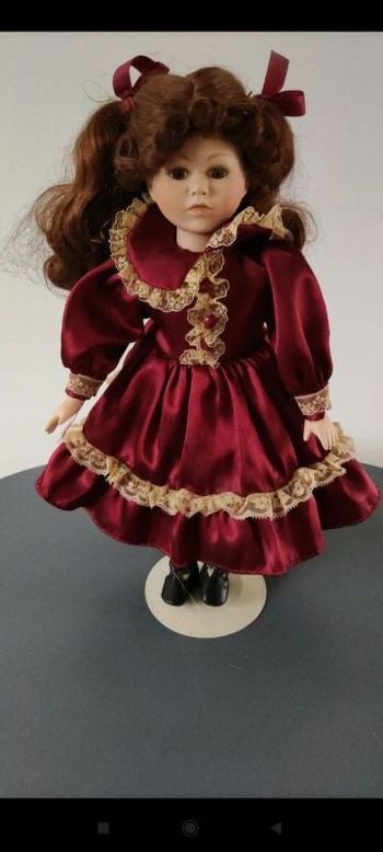 Poupée en porcelaine