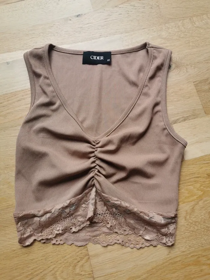 Top beige marron avec dentelle