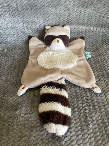 Doudou plat Léon raton laveur beige et blanc Filoo Kaloo