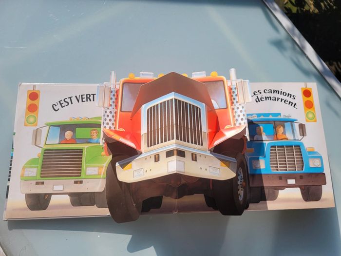 Superbe livre Pop-up Vrrroum! Mango jeunesse, À chaque page, un camion surgit! 62 - photo numéro 5