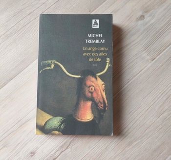 Un ange cornu avec des ailes de tôle