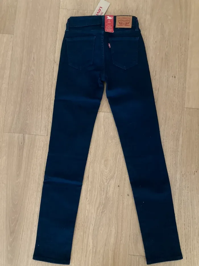 Levi’s 712 23x30 slim taille mi haute coupe ajustée au niveau des hanches cuisses bleu marine - photo numéro 3