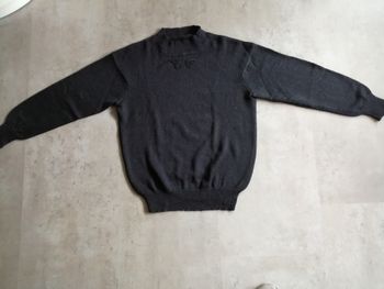 pull col cheminé noir tricoté à la machine avec broderies Phildar