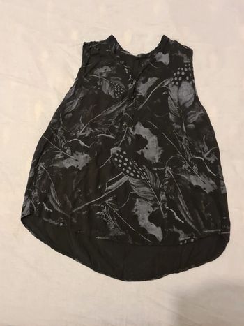 Haut sans manches col boutonné