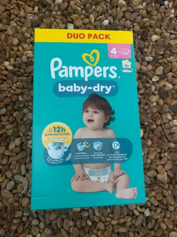 Couches Pampers baby dry taille 4