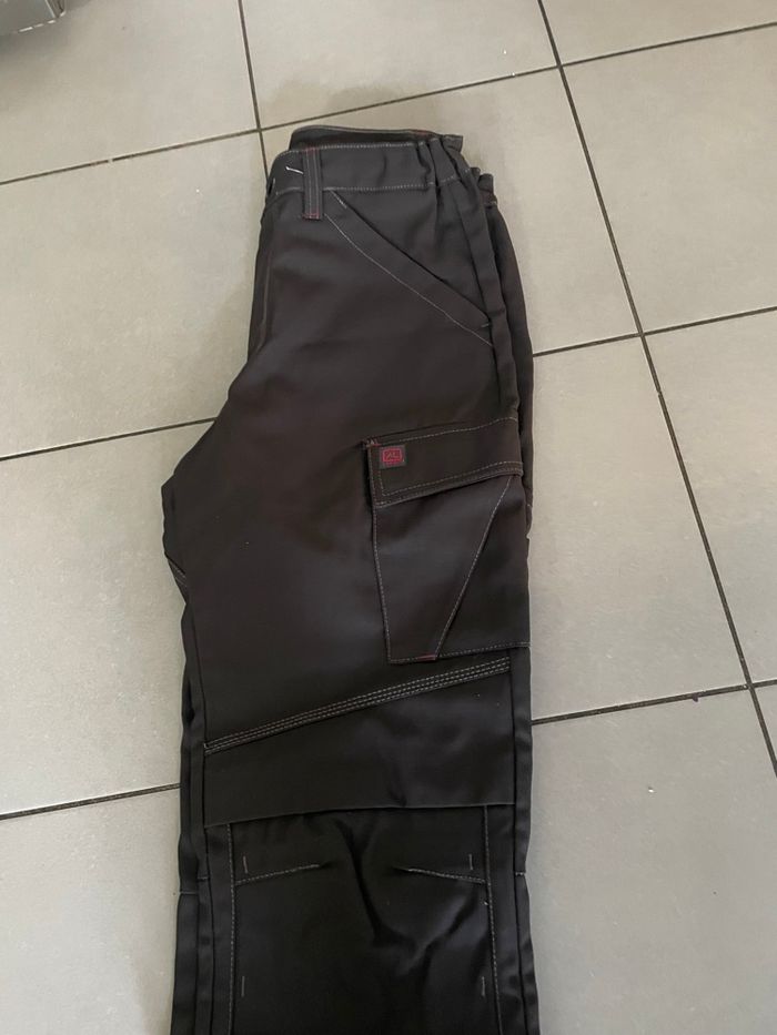 Pantalons de travail neuf - photo numéro 3