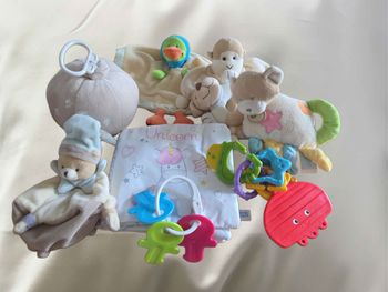 Lot jouets d’éveil bébé / doudous / hochets