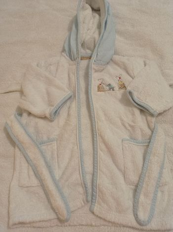 Peignoir pour garçon de poche avec ceinture taille 1 an blanc et bleu deux poches devant une ceinture marque  Sylvie thirier très grande marque connue très bon état capuche bleu rayé le bas dimanche le bas des poches et ceinture voir photos