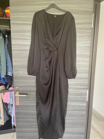 Longue robe noire satiné