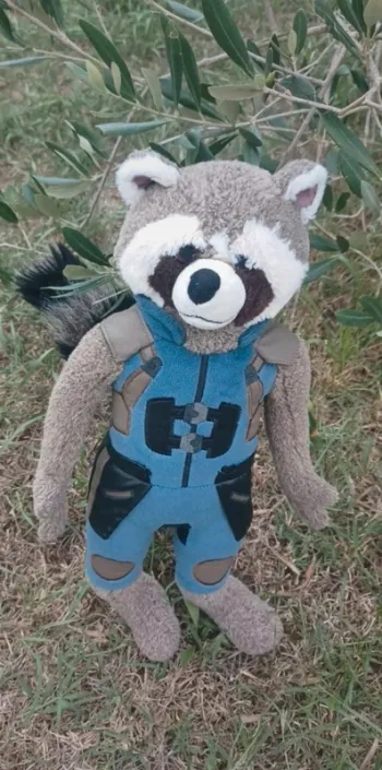 Grande peluche rocket marvel disneyland paris les gardiens de la galaxie