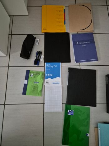 Fournitures scolaires chemise, trieur, trousse, cahier