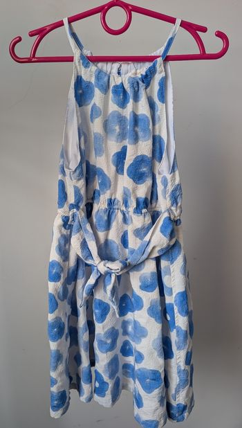Robe blanche à motif bleu 