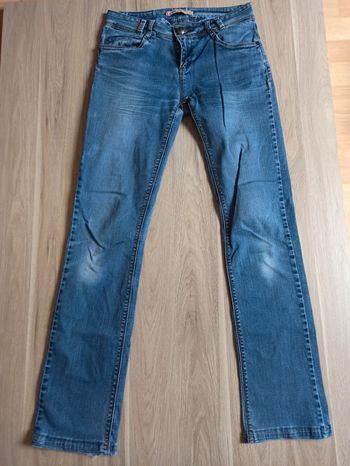 Jean cache cache taille 36 Jean clair blanchi au niveau des genoux