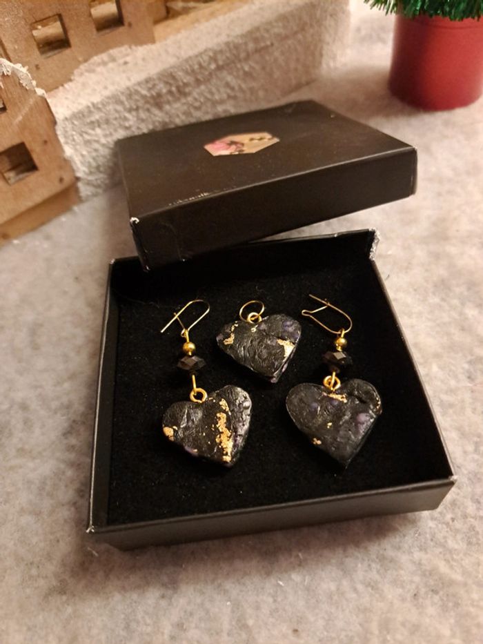 Boucles d'oreilles pendante avec pendentif assortie noir doré - photo numéro 4