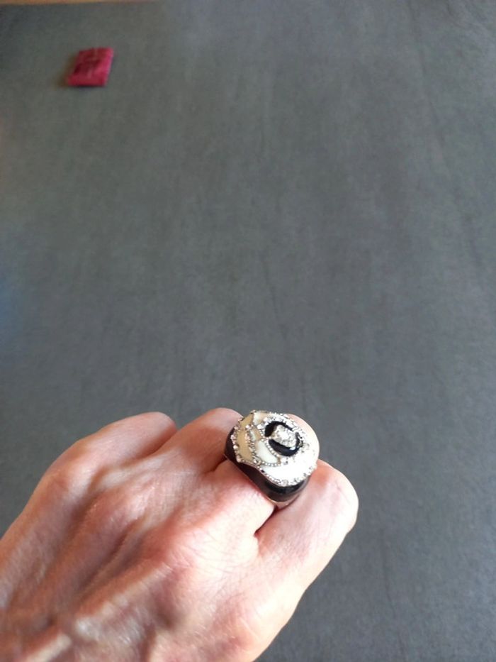 Bague noire et blanche avec strass - photo numéro 4