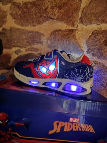 Basket Spiderman lumineux 