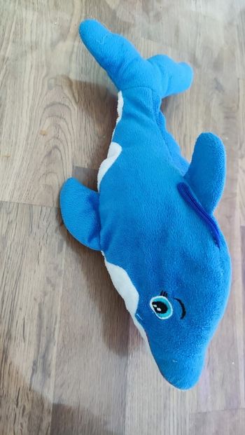Peluche en forme de dauphin
