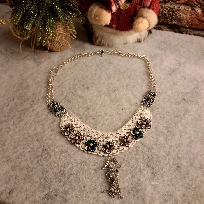 Collier plastron dentelle blanche et strass multicolore - photo numéro 2