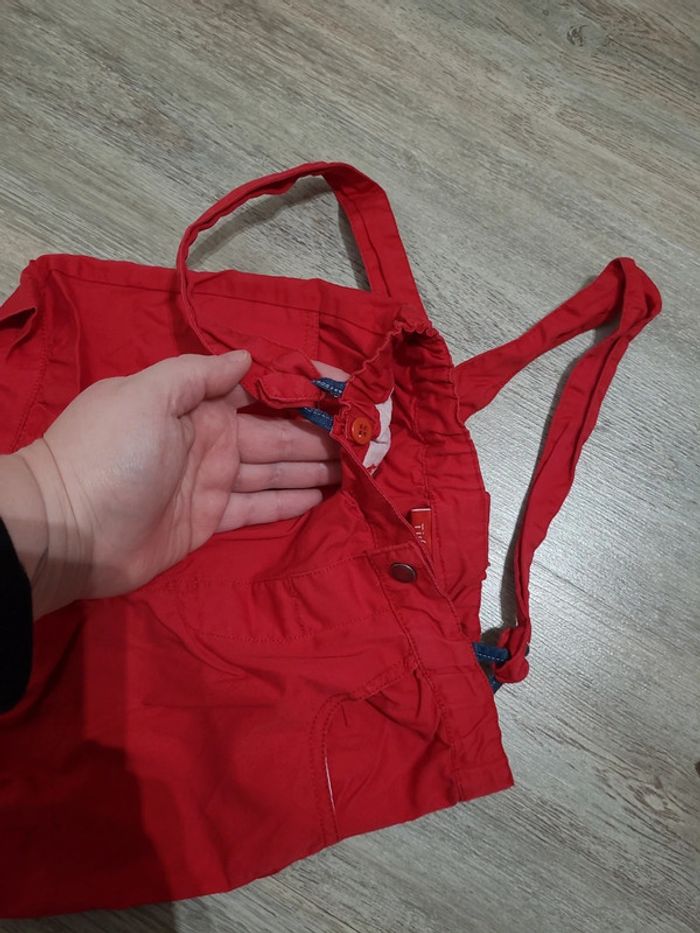 Salopette short rouge et tee shirt manches longues - photo numéro 4