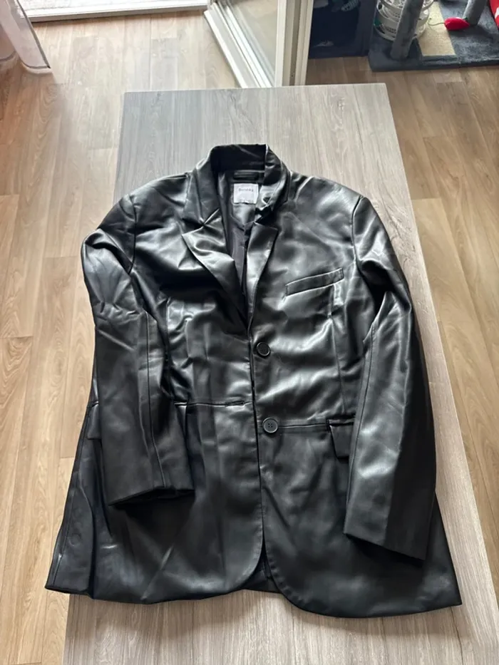 Blazer en simili cuir Bershka