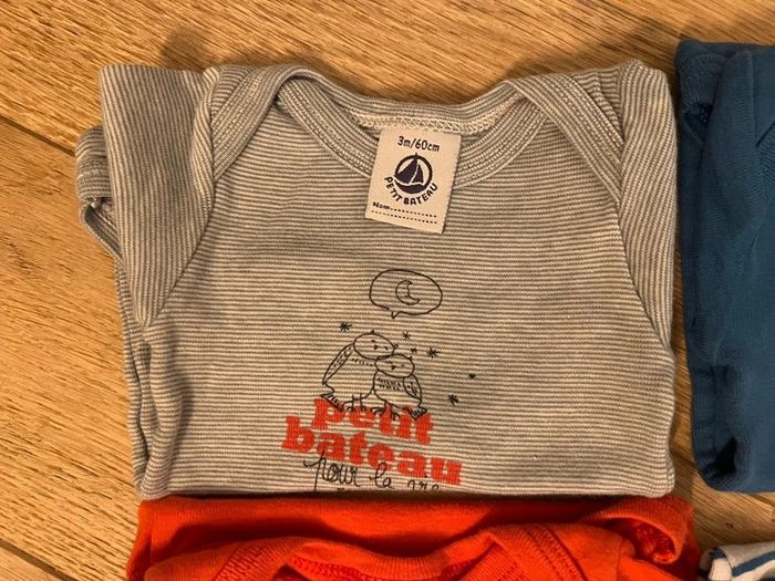 Lot de 5 bodies manche courte petit bateau 3 mois très bon état - photo numéro 6