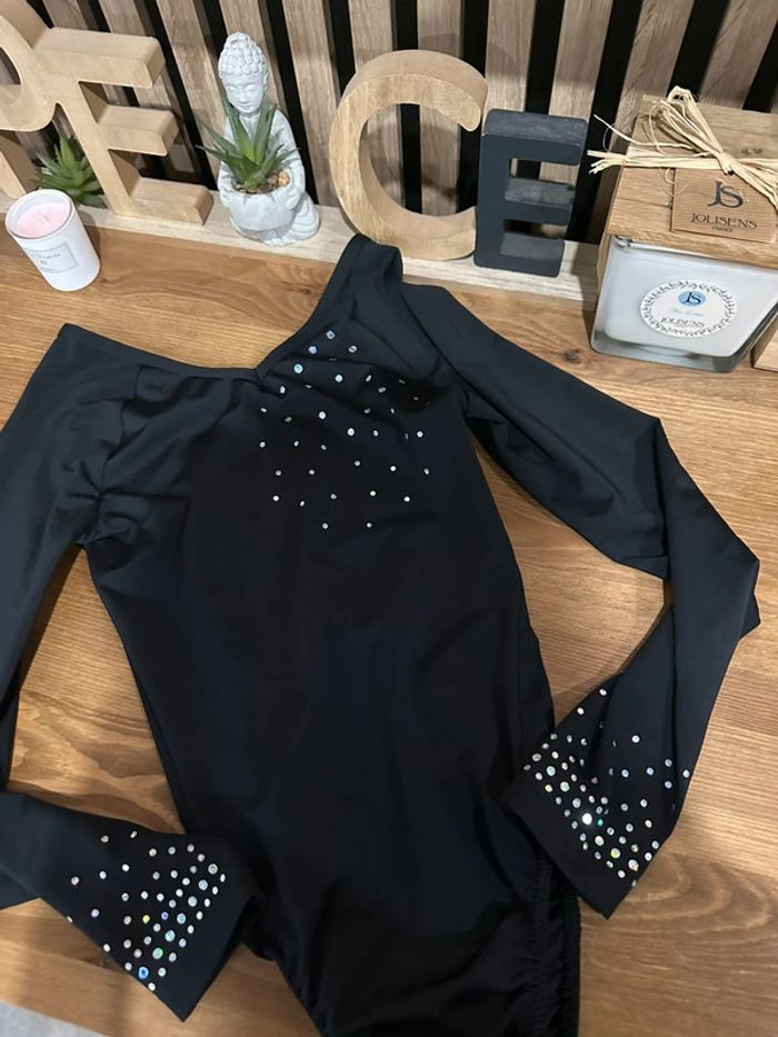 Juste corps noir et strass