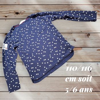 👚💖 T-shirt manches longues H&M – Cœurs colorés – 5/6 ans 🌈