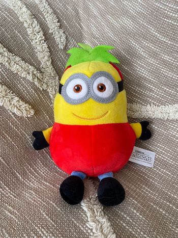 Peluche doudou 25cm Moi moche et méchant les minions jaune tomate rouge très bon état