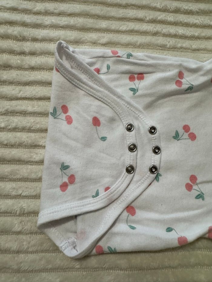 Lot de Bodies cerises - manches longues- blanc, rose - In Extenso - 6 mois - excellent état - photo numéro 6