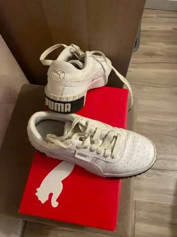 Basket puma appelée Cali, taille 38 blanche, semelle noire