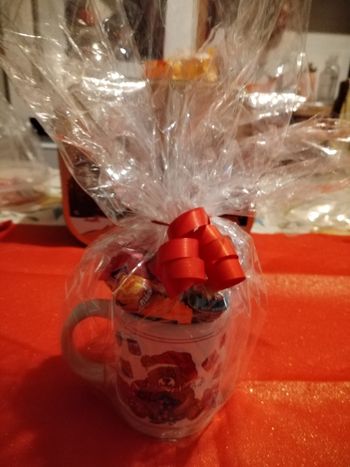 Mug de Noël garni de bonbons