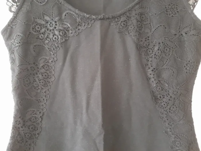 Robe courte moulante et épaules en dentelle - photo numéro 3