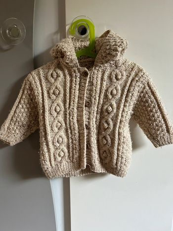 Très beau gilet fait main capuche et pompom