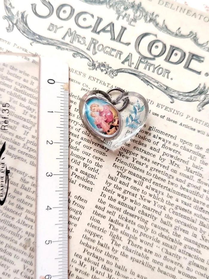 Magnifique petit pendentif en résine, cœur avec médaille religieuse de saint - photo numéro 2