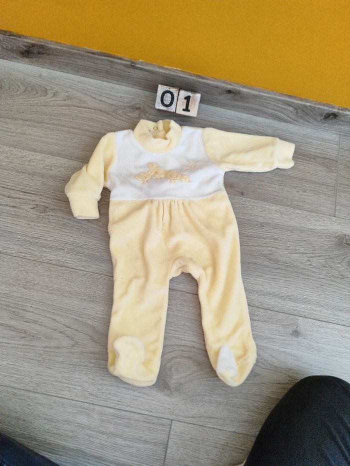 Dors-bien poussin. 1 mois