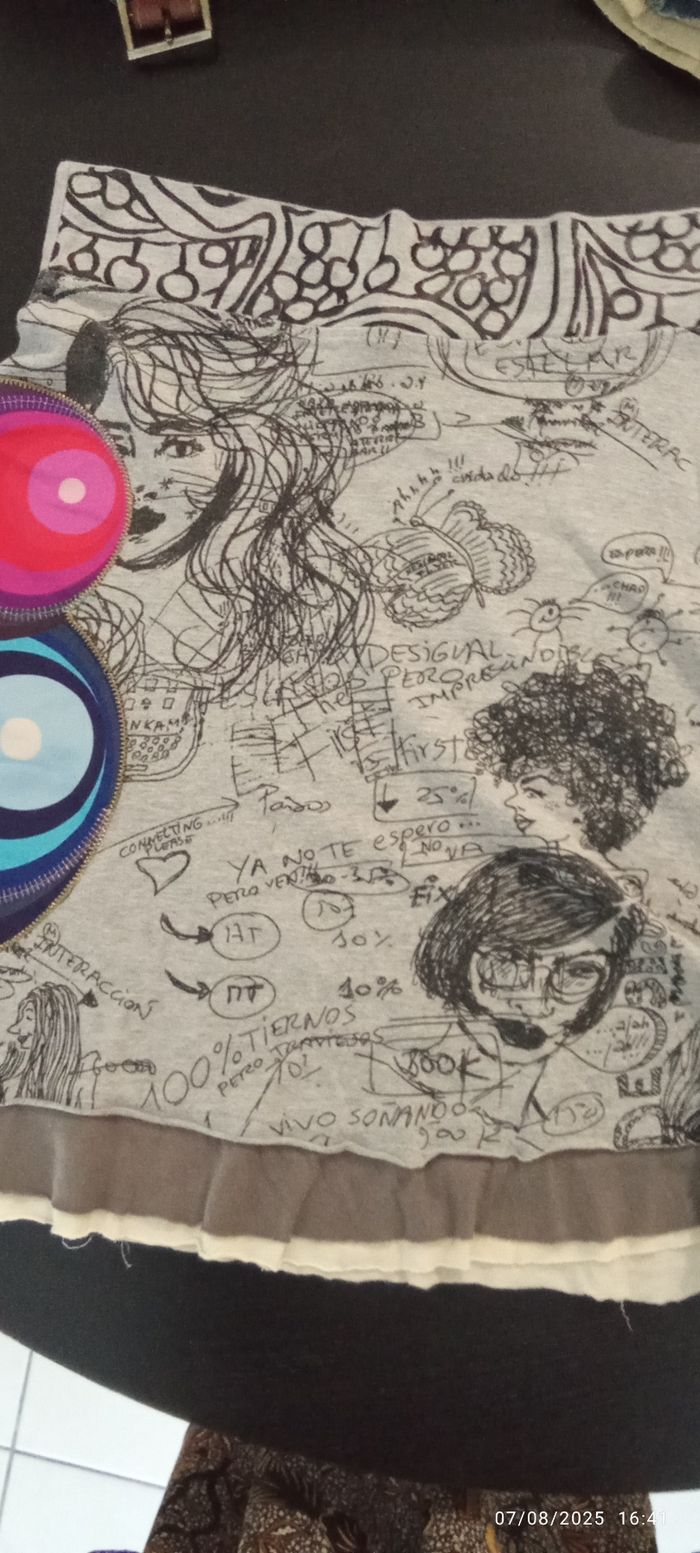 Jupe Desigual avec motifs graffitis