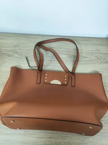Sac fourre tout marron galerie Lafayette, bon état mais quelques traces 35x29cm