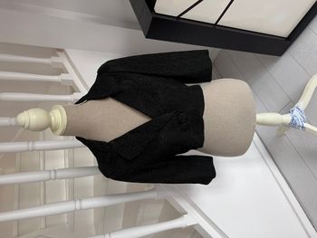 Veste Mango noire avec motifs fleuris ton sur ton et fermeture par un gros bouton en tissu