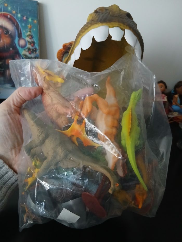 Grosse tête de dinosaure garnie de 24 figurines et accessoires neufs - photo numéro 4