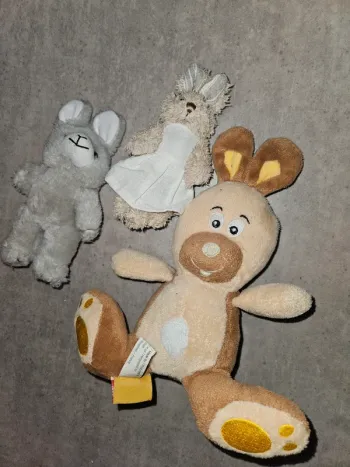 Lot de 3 peluches lapins – 2 petites + 1 moyenne Fizzy – bon état